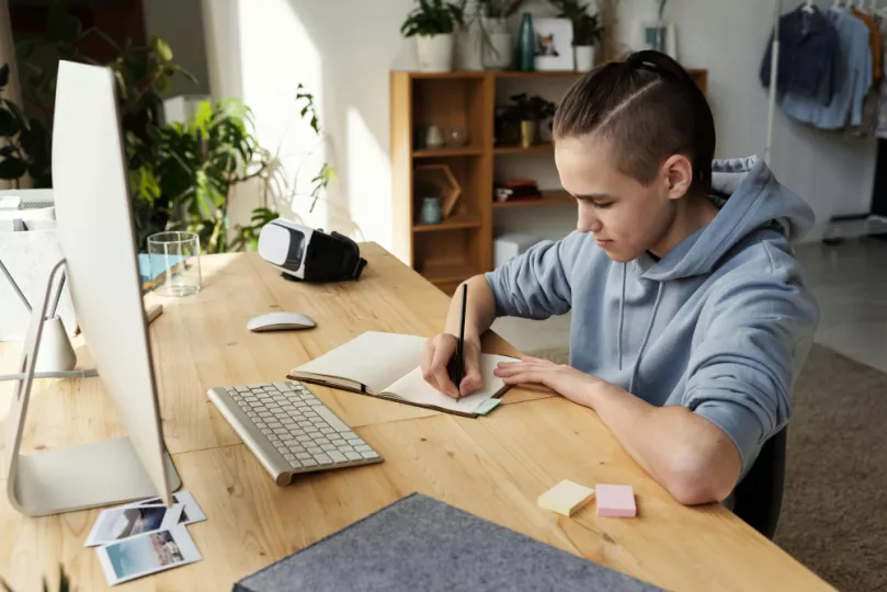 Jongen die aan zijn bureau zit