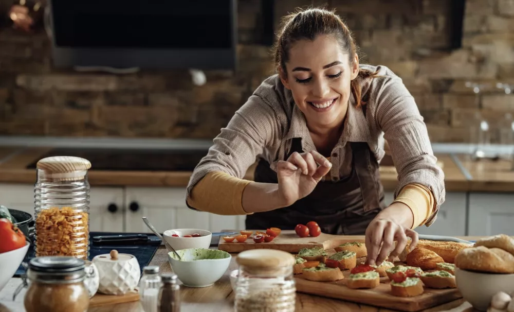 Vrouw die aan het koken is