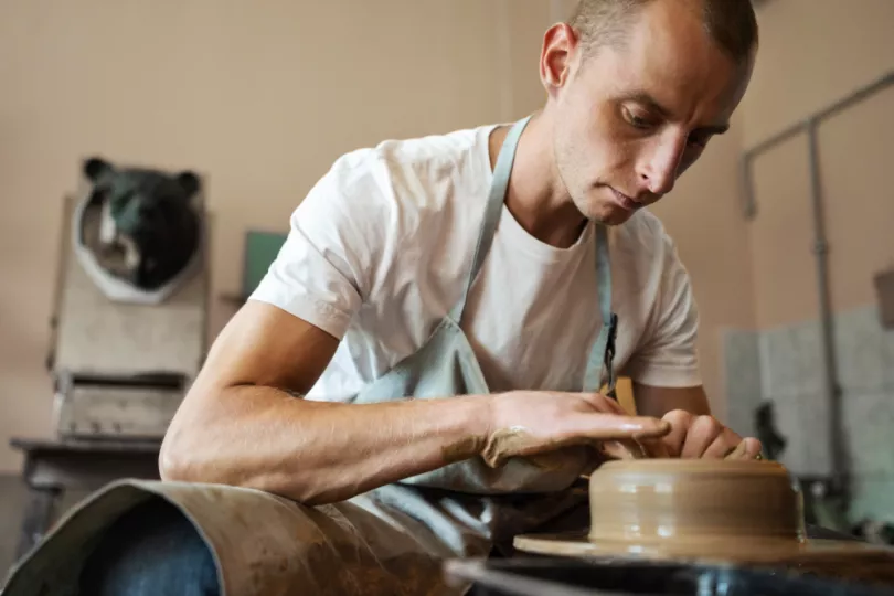 Man die aan pottenbakkerij doet